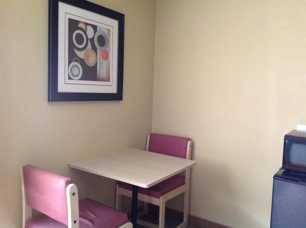 Red Roof Inn Raleigh North-Crabtree Mall-Lenovo Center Екстер'єр фото